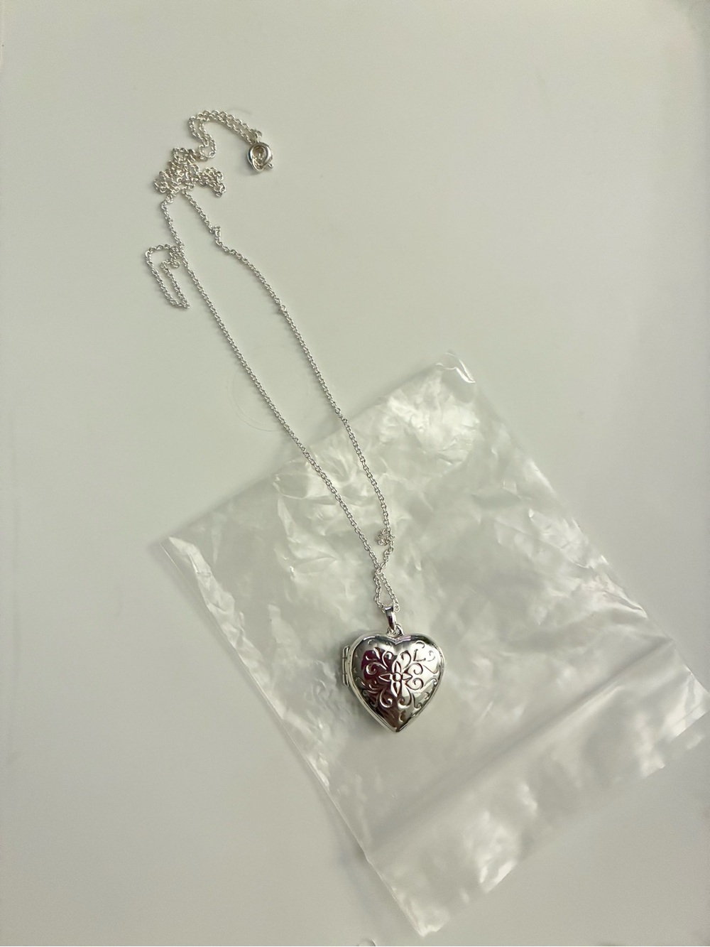 Beautiful Silver Heart Locket Necklace. Elegant Women’s Jewelry. Brand new.